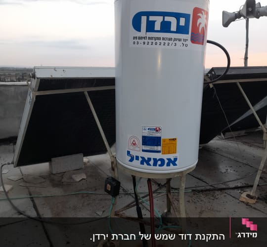 דוד שמש עם לוחות סולאריים על גג